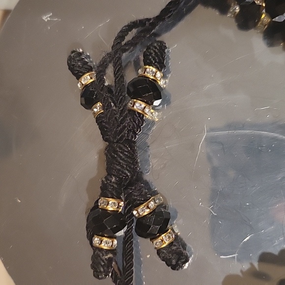 GOLDTONE & BLACK BEADS W/ADJUSTABLE CLOSURE NWOT - Picture 3 of 3
